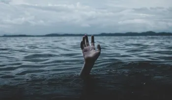 Tenía una "crisis de salud mental", madre se tiró al mar atada con su niño de cinco años, en Reino Unido 