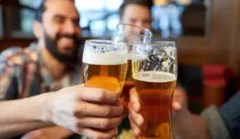 Tres latas de cerveza gratis para jóvenes que se vacunen