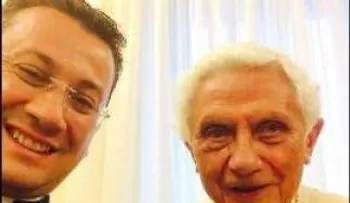 Benedicto XVI reaparece con su primer "selfie".