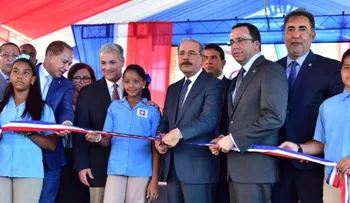 Presidente Medina junto al ministro Andrés Navarro, entrega dos modernos centros educativos en La Vega