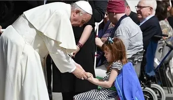 Papa Francisco cumple el sueño de una niña que está a punto de quedar ciega