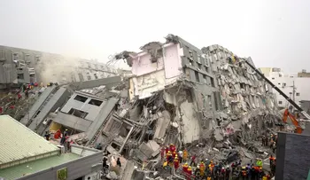 Arrestan a responsables de negligencia en construcción de rascacielos que colapsó en Taiwán