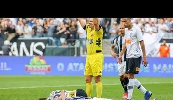 Felipe Aguiar tuvo que ser sacado en ambulancia del campo de fútbol tras golpearse en la cabeza