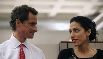 Asistente de Hillary Clinton se divorcia de excongresista involucrado en escándalo con una menor