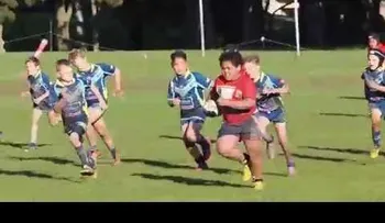 Jugador de rugby de 9 años se populariza aplastando a sus pequeños contrincantes