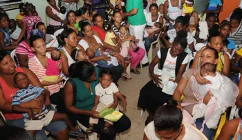 149 madres amamantan 150 bebés de manera simultanea
