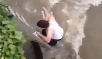 Arriesga su vida para salvar un perro