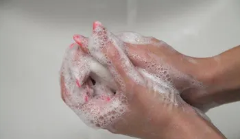 Para lograr un lavado de las manos debemos hacer suficiente espuma