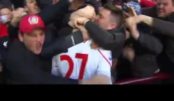 Goles son amores: un hincha de Liverpool besa en la boca a un jugador de su equipo
