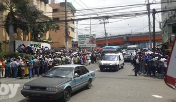 Haitianos y policías se enfrentan frente a oficinas Plan de Regularización
