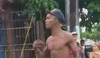 Hombre desentierra el cuerpo de su madre y lo tira a la calle, porque lo dejó sin casa