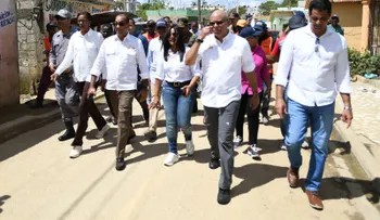 Deligne Ascención supervisa trabajos del MOPC en en barrio la Florida, de Higüey