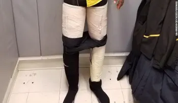 Capturan a empleado de aerolínea con 4 kilos de cocaína pegados a sus piernas