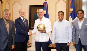 Presidente Abinader recibe a ejecutivos de la FIBA