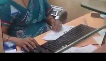 Los llamativos movimientos de esta cajera provocan burlas en las redes (VIDEO)