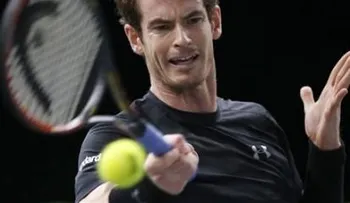 Federer cae ante Isner en París; Djokovic y Murray avanzan