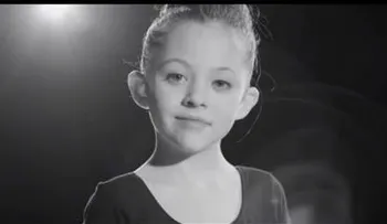 Niña a la que amputaron pierna inspira en redes sociales (Video)