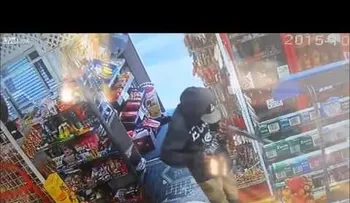 Dos niños intentan robar con un rifle de juguete y acaban huyendo a escobazos (VIDEO)