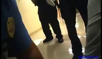 FUERTES IMÁGENES: Un detenido intentó quitarle el arma a un policía y fue detenido a balazos