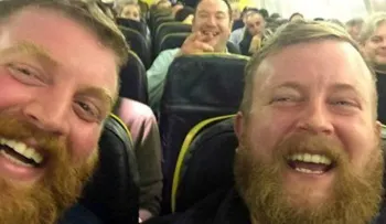 Un hombre se encuentra con su "gemelo" en un avión