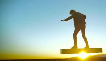Inventan otra hoverboard que sí vuela y que puedes comprar