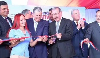 Presidente Medina inaugura 13 aulas en La Vega