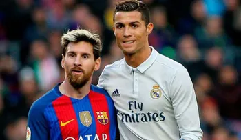 La polémica pintura que cubrió Barcelona: el apasionado beso entre Lionel Messi y Cristiano Ronaldo