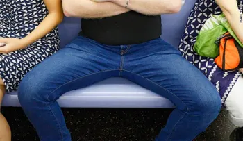 No al despatarre masculino, la nueva campaña del transporte en Madrid