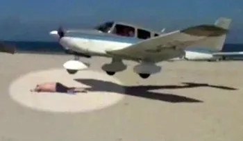 Video: avioneta casi aterriza sobre un turista que tomaba sol