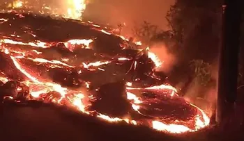 Más imágenes "infernales" lava del volcán Kilauea "devorando" calles en Hawái