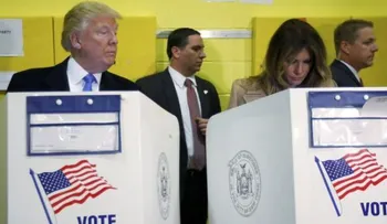 ¿Está Trump mirando por quién votó su esposa Melania? La foto que se volvió viral