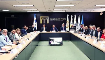 Valdez Albizu informa que riesgo país en índice de bonos baja a 322 puntos básicos