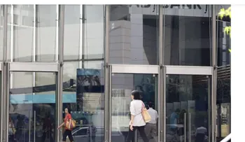 Hombre recibe compensación tras llevar cadáver al banco