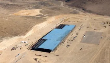 Un drone sobrevuela la gigantesca fábrica de Tesla que cambiará el mundo de la energía (VIDEO)