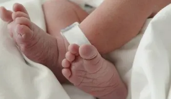 EEUU: Mujer da a luz a bebé; creía tener cálculos renales