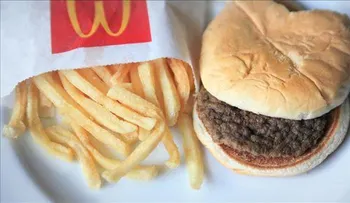 Niño de 5 años llama al 911 para pedir su hamburguesa favorita y un policía se la lleva