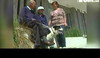 Hombre intenta expulsar de ascensor a trabajadora social y su mascota