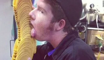 Taco Bell despide a empleado por lamer tacos