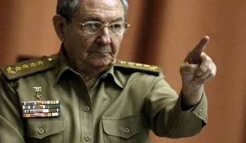 Raúl Castro admite problemas en la economía, pero rechaza augurios de colapso