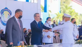 Abinader exhorta a policías y militares actuar con honestidad