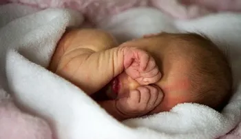 Una bebé resucita 12 horas después de ser dada por muerta
