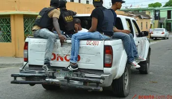 Mujer e hija agreden agentes de la DNCD durante allanamiento