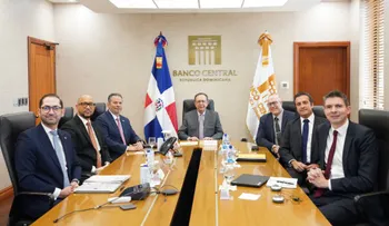 Valdez Albizu se reúne con delegación de funcionarios del FMI