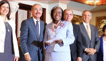 Danilo entrega Medalla al Mérito Magisterial 