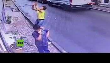Un adolescente salva niña de dos años que cayó de un balcón en Estambul