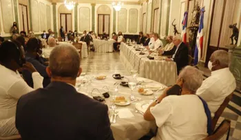 Presidente Abinader comparte con periodistas haitianos