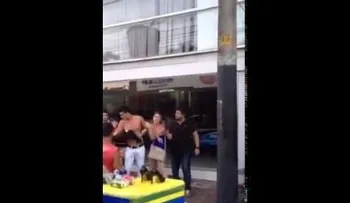 Una diminuta brasileña neutraliza con una llave 'jiu-jitsu' a un fortachón que buscaba pelea