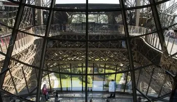 Remodelan la Torre Eiffel con piso de vidrio 