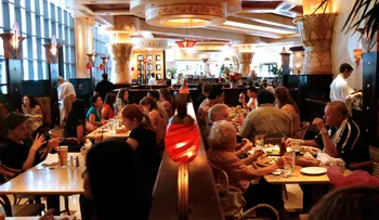 Obama critica la decoración dorada de la Casa Blanca de Trump y la compara con un Cheesecake Factory