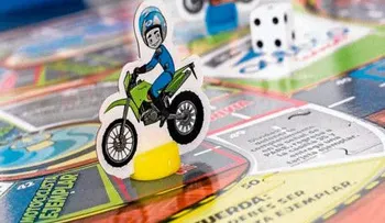 Tienen que ganar un juego de mesa para obtener licencia de conducir